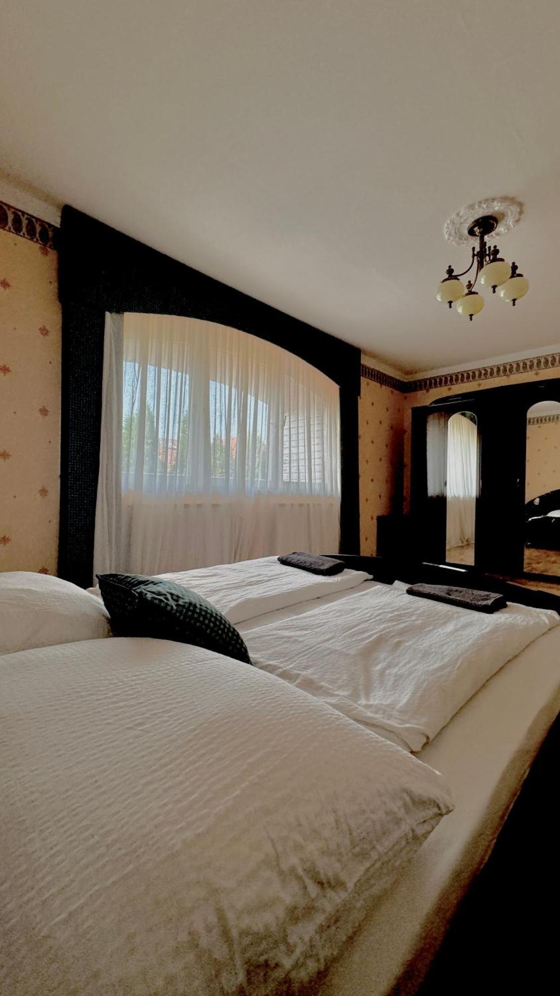 שיופוק 5 Haloszobas Wellness Vip House - Privat Medence מראה חיצוני תמונה